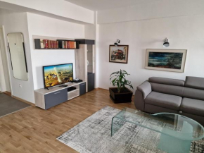Fabulous family apartment, Beverly Hills Mall area
